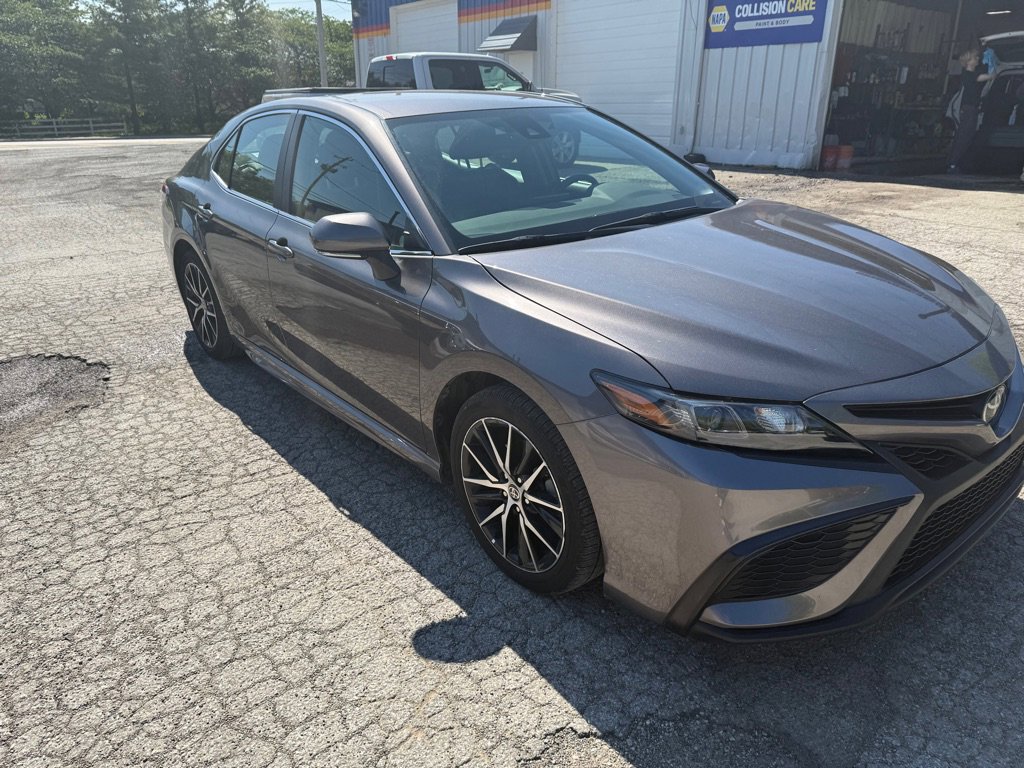 Used 2024 Toyota Camry SE w/ Cold Weather Package FWD image 3