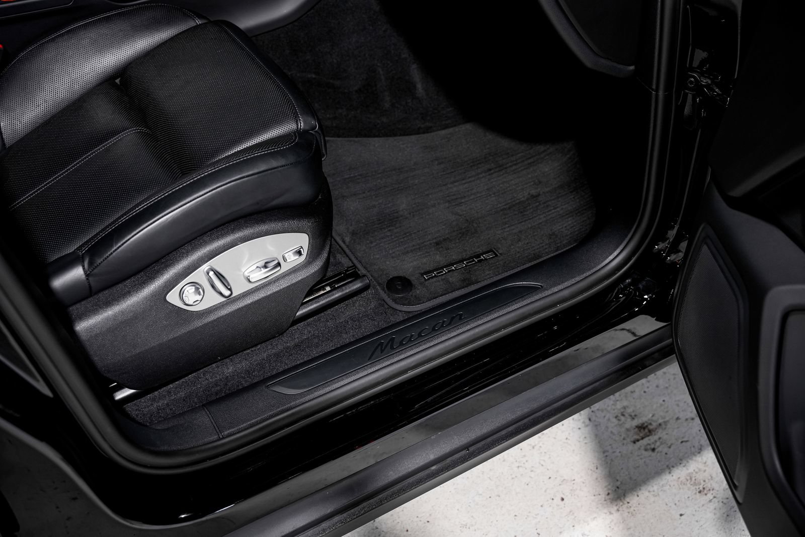 Used 2024 Porsche Macan AWD/4WD image 21