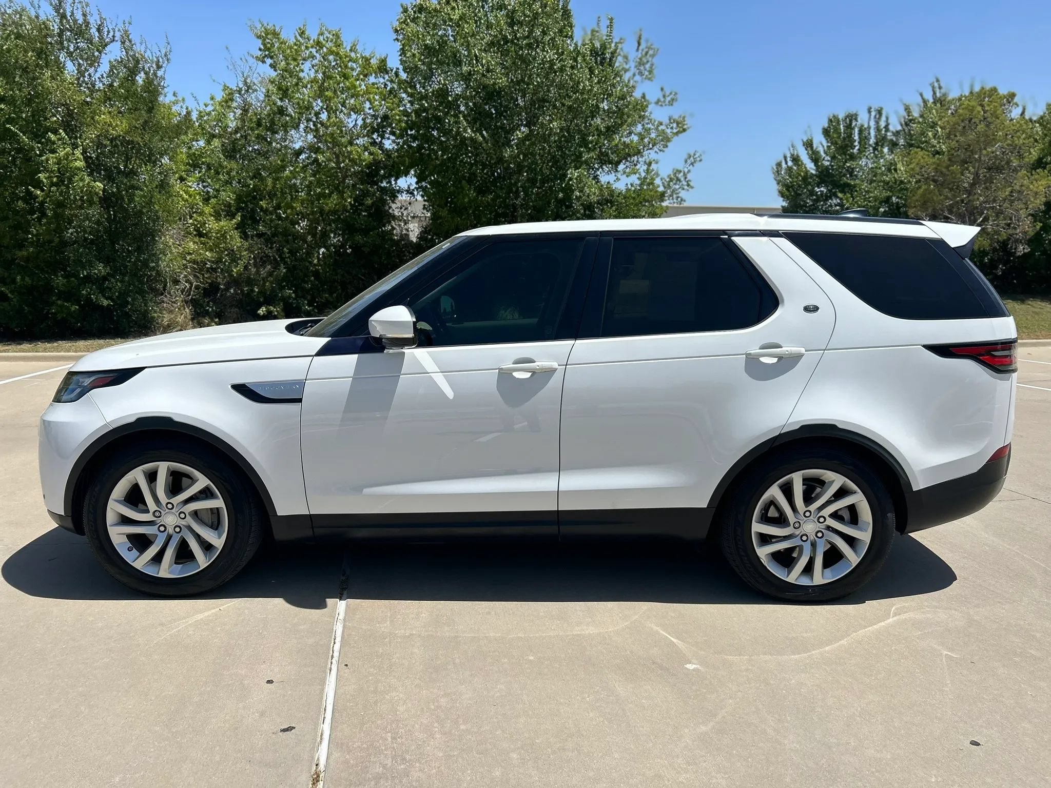 Used 2018 Land Rover Discovery HSE AWD/4WD image 9
