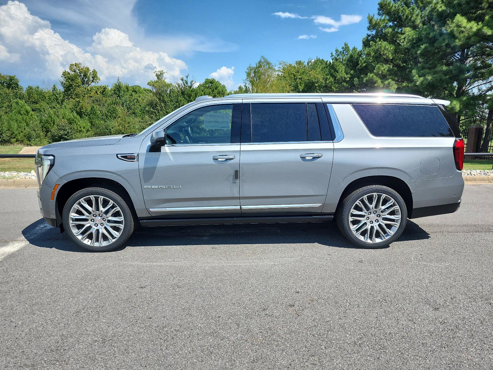 New 2026 GMC Yukon XL Denali w/ Denali Reserve Package AWD/4WD image 2