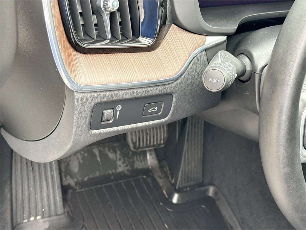 Used 2022 Volvo XC60 B5 Momentum image 11