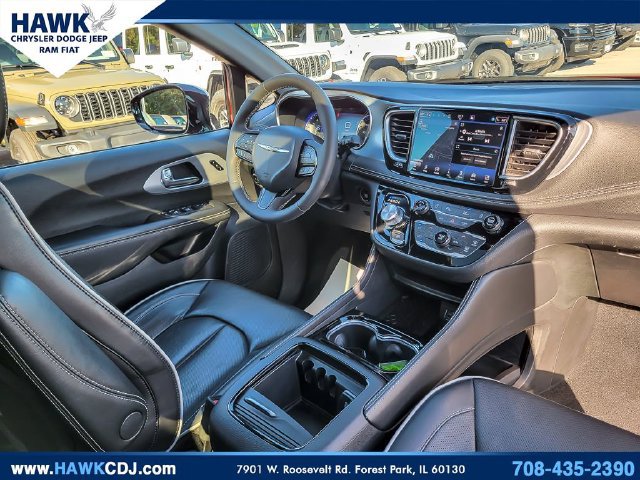 Used 2025 Chrysler Pacifica Limited FWD image 28