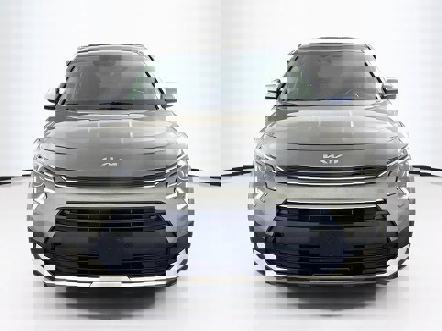 Used 2024 Kia Niro LX image 3