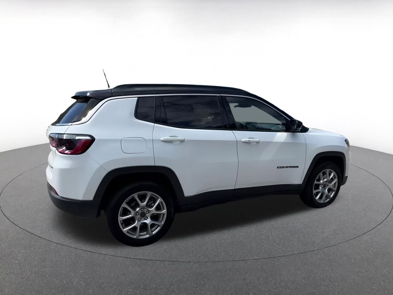 Used 2025 Jeep Compass Limited image 15