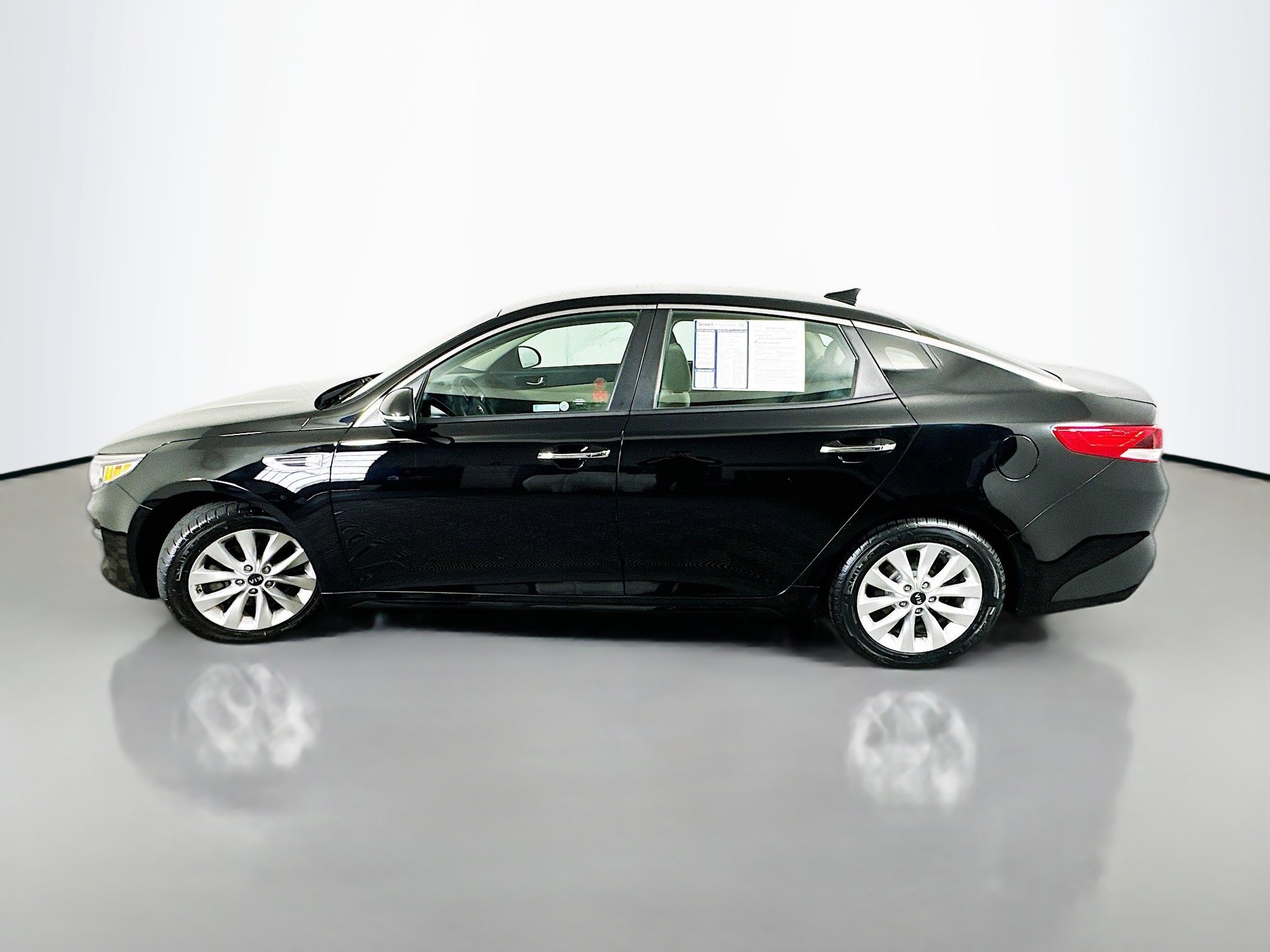 Used 2018 Kia Optima LX w/ 17" Alloy Wheels Package FWD image 4