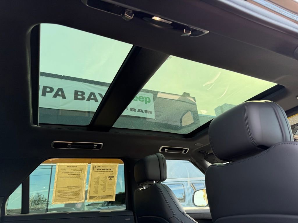 Used 2025 Land Rover Range Rover Sport SE image 33
