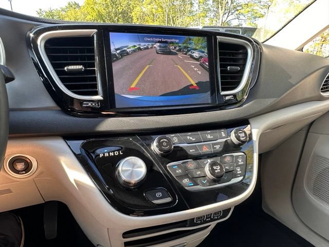 Used 2024 Chrysler Pacifica Touring-L FWD image 27
