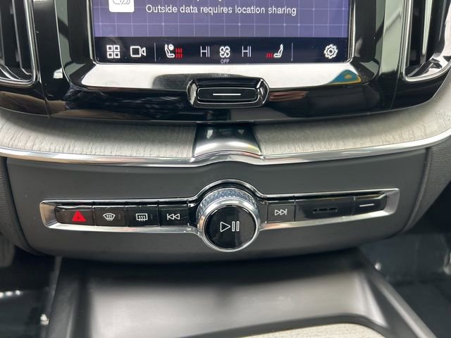 Certified 2025 Volvo XC60 B5 Plus AWD/4WD image 25