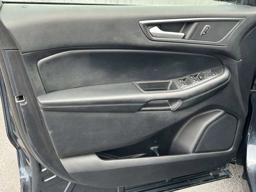 Used 2022 Ford Edge SE w/ Black Appearance Package image 24