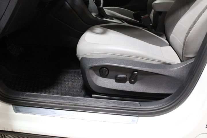 Used 2022 Volkswagen Taos SE w/ Panoramic Sunroof Package FWD image 20