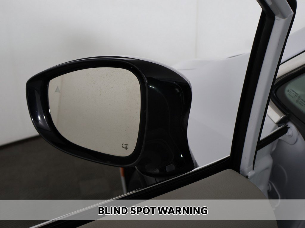 Used 2024 Chrysler Pacifica Touring-L image 4