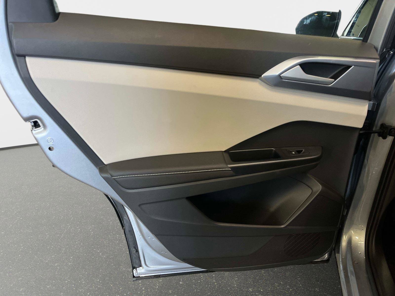 Used 2025 Volkswagen Taos SE image 11