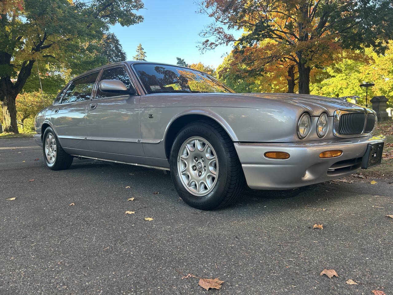 Used 2000 Jaguar XJ8 RWD image 2
