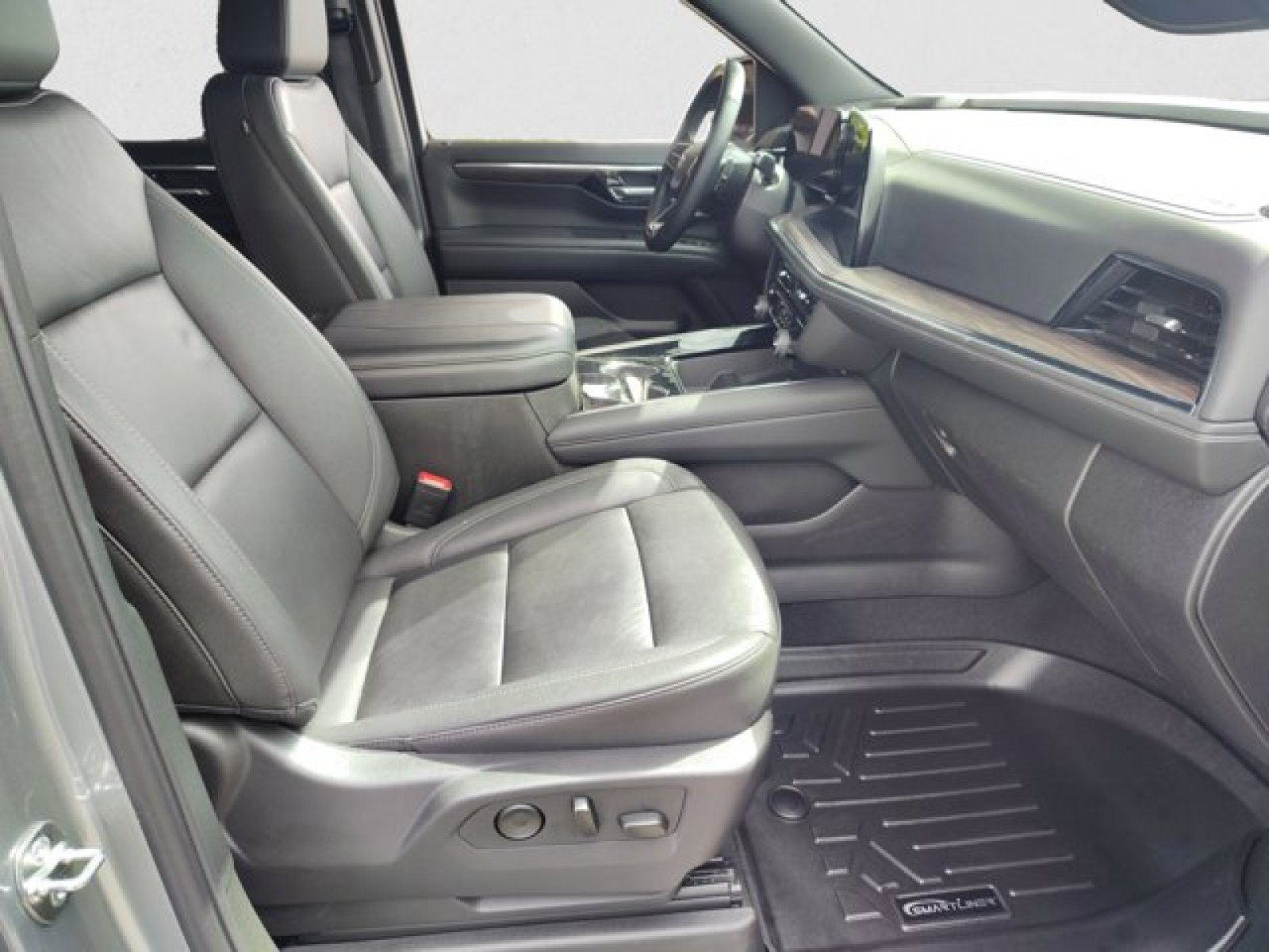 Used 2025 Chevrolet Suburban Z71 AWD/4WD image 19