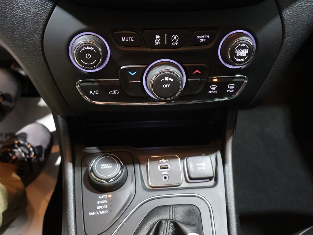 Used 2019 Jeep Cherokee Latitude Plus AWD/4WD image 29