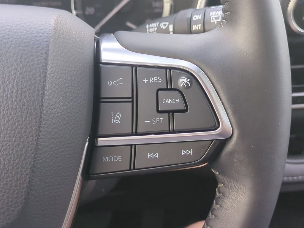 Used 2020 Toyota Highlander XLE image 19