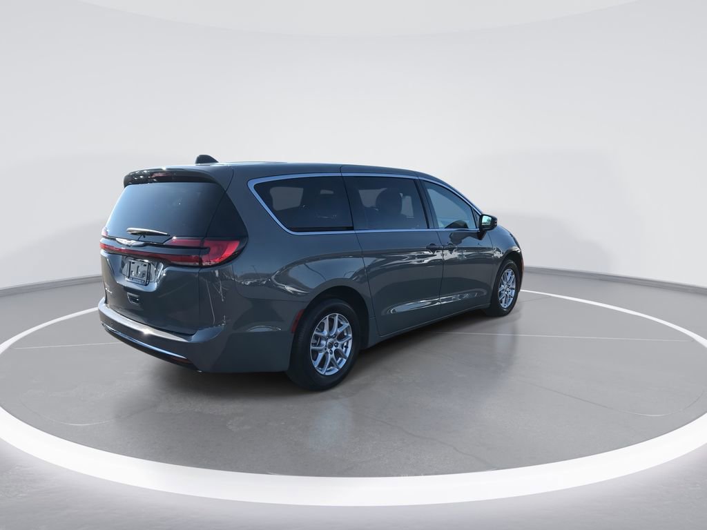 Used 2025 Chrysler Pacifica Select image 8