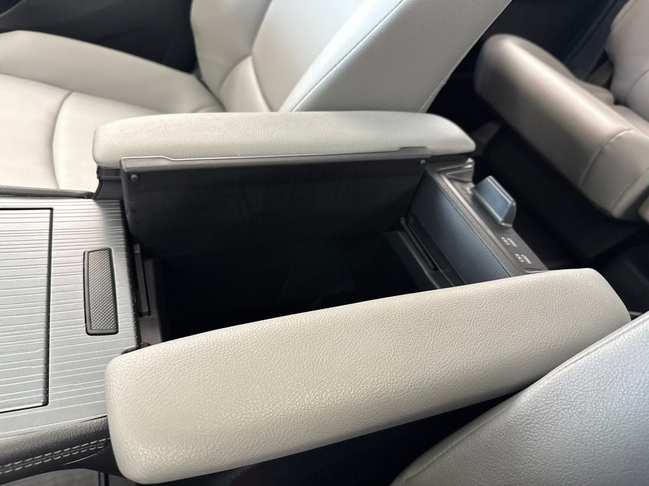 Used 2026 Toyota Sienna XLE FWD image 31