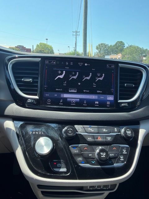 Used 2024 Chrysler Pacifica Touring-L FWD image 14