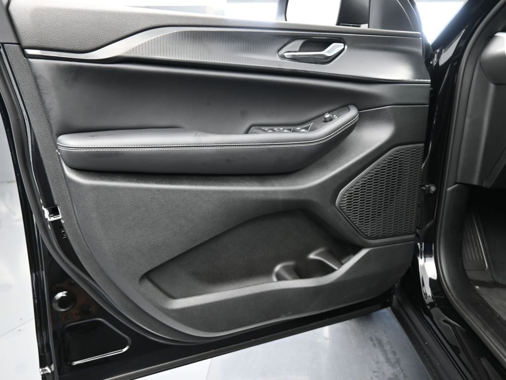 Used 2024 Jeep Grand Cherokee L Laredo w/ Luxury Tech Group I image 12