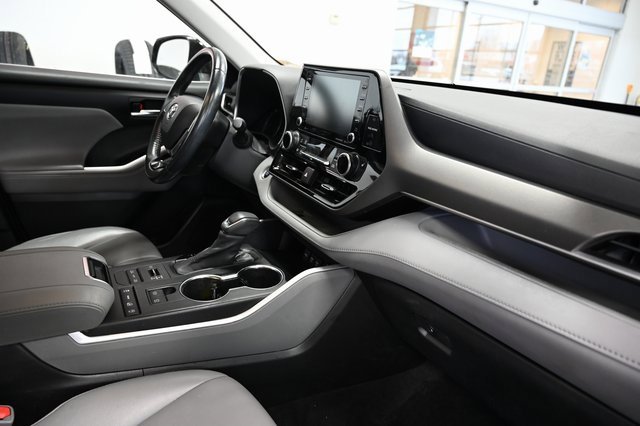Used 2021 Toyota Highlander XLE image 14
