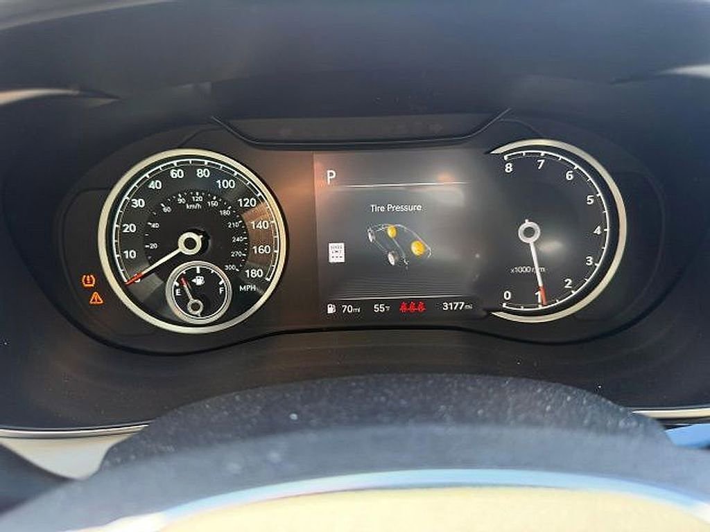 Used 2025 Genesis G70 2.5T image 6