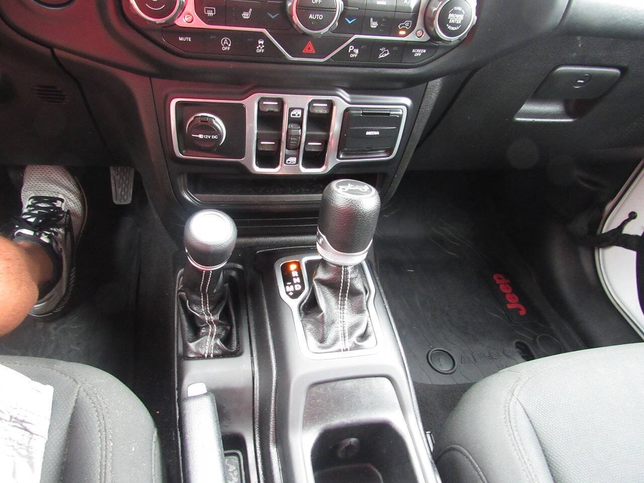 Used 2018 Jeep Wrangler Unlimited Sahara AWD/4WD image 26