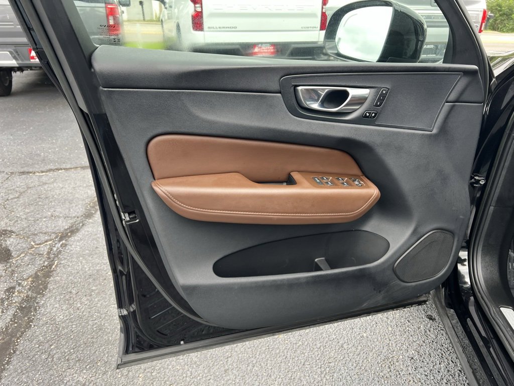 Used 2023 Volvo XC60 B5 Plus image 13