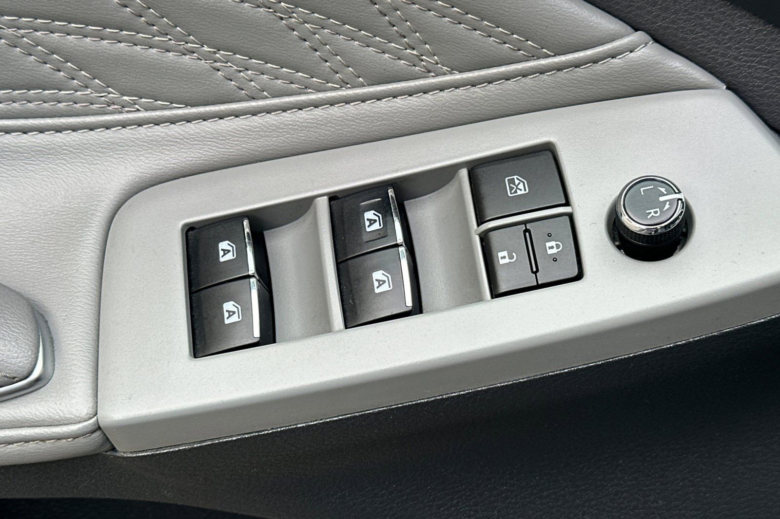 Used 2019 Toyota Avalon Limited image 12