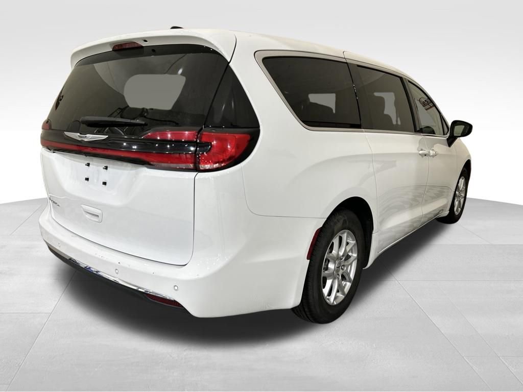 Used 2023 Chrysler Pacifica Touring-L image 5