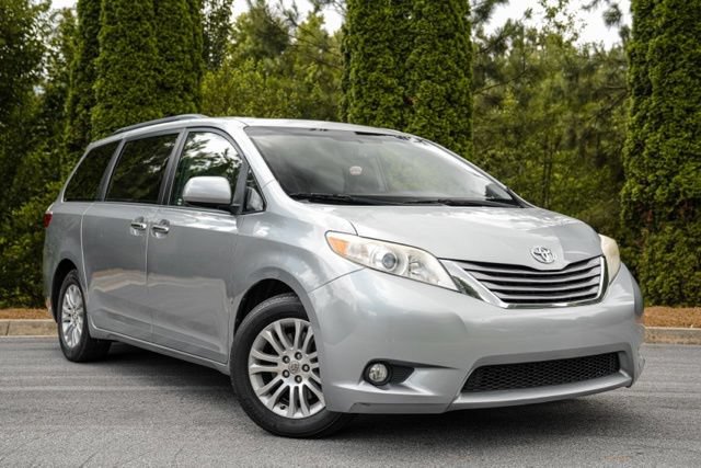 Used 2015 Toyota Sienna XLE w/ XLE Navigation Package FWD image 5
