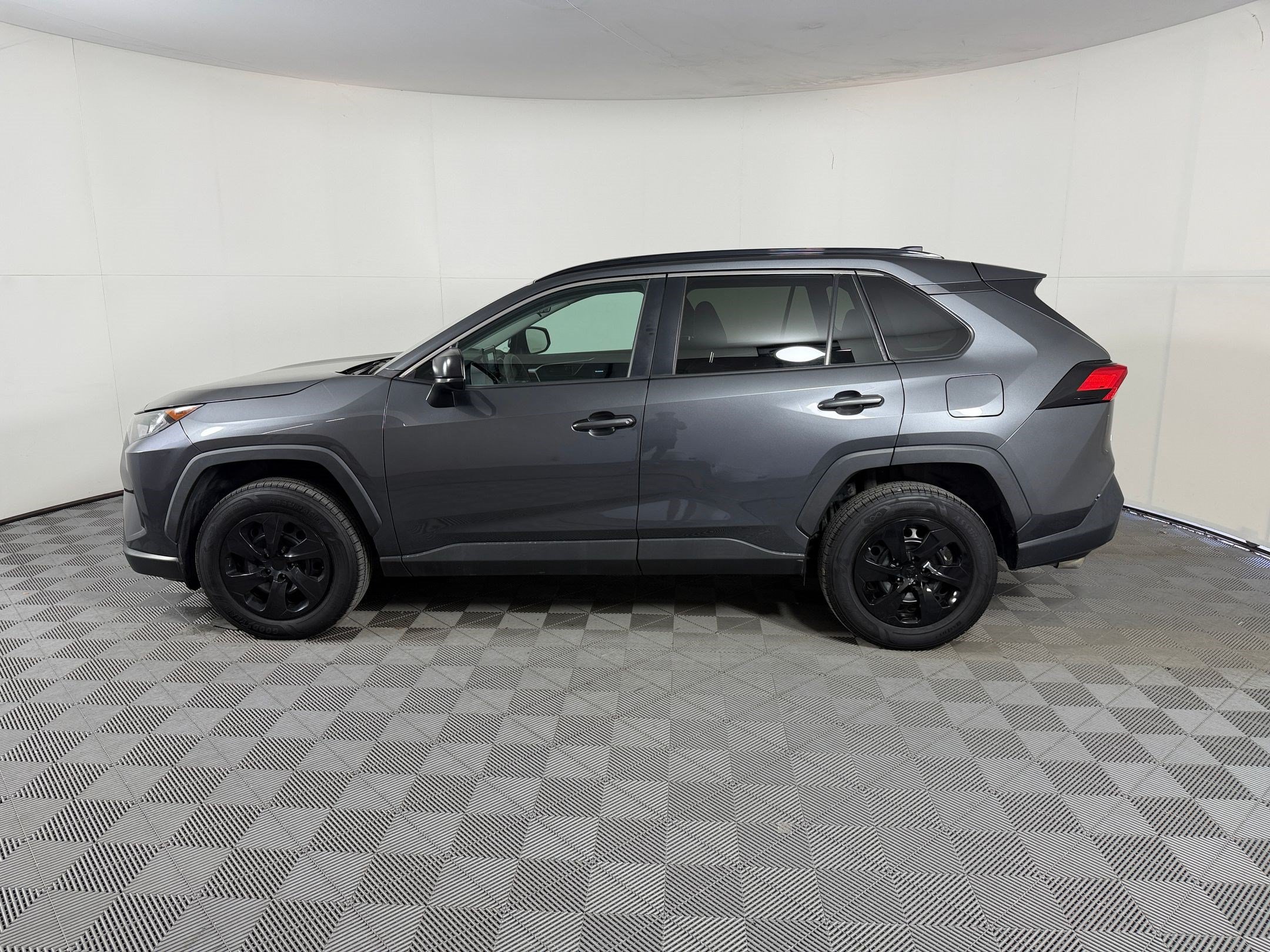 Used 2021 Toyota RAV4 LE FWD image 2