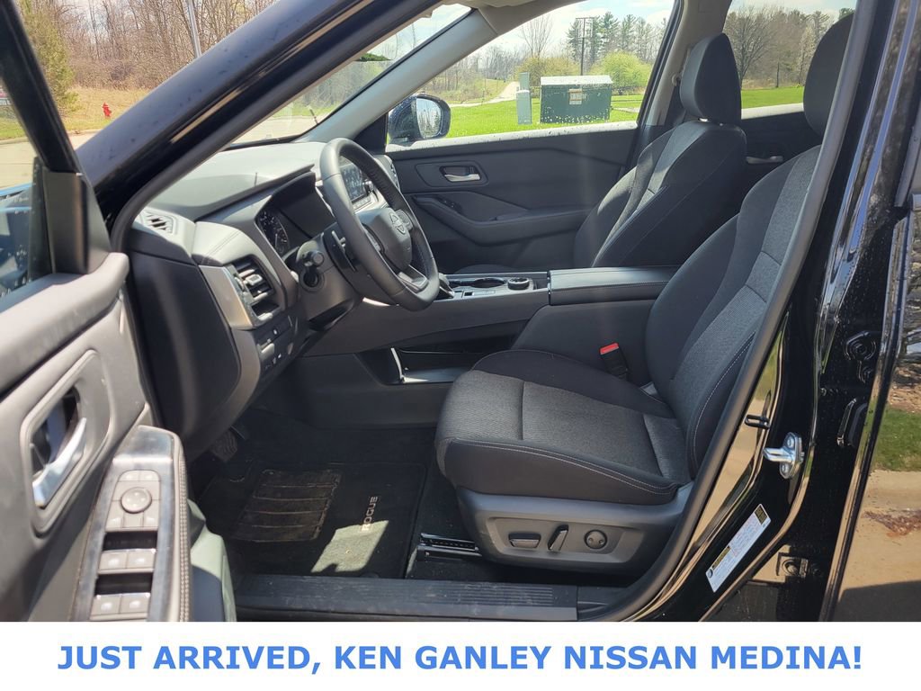 Certified 2026 Nissan Rogue SV AWD/4WD image 13