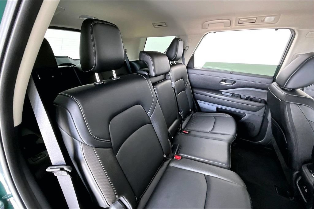 Used 2024 Nissan Pathfinder SL w/ Black Appearance Package AWD/4WD image 33