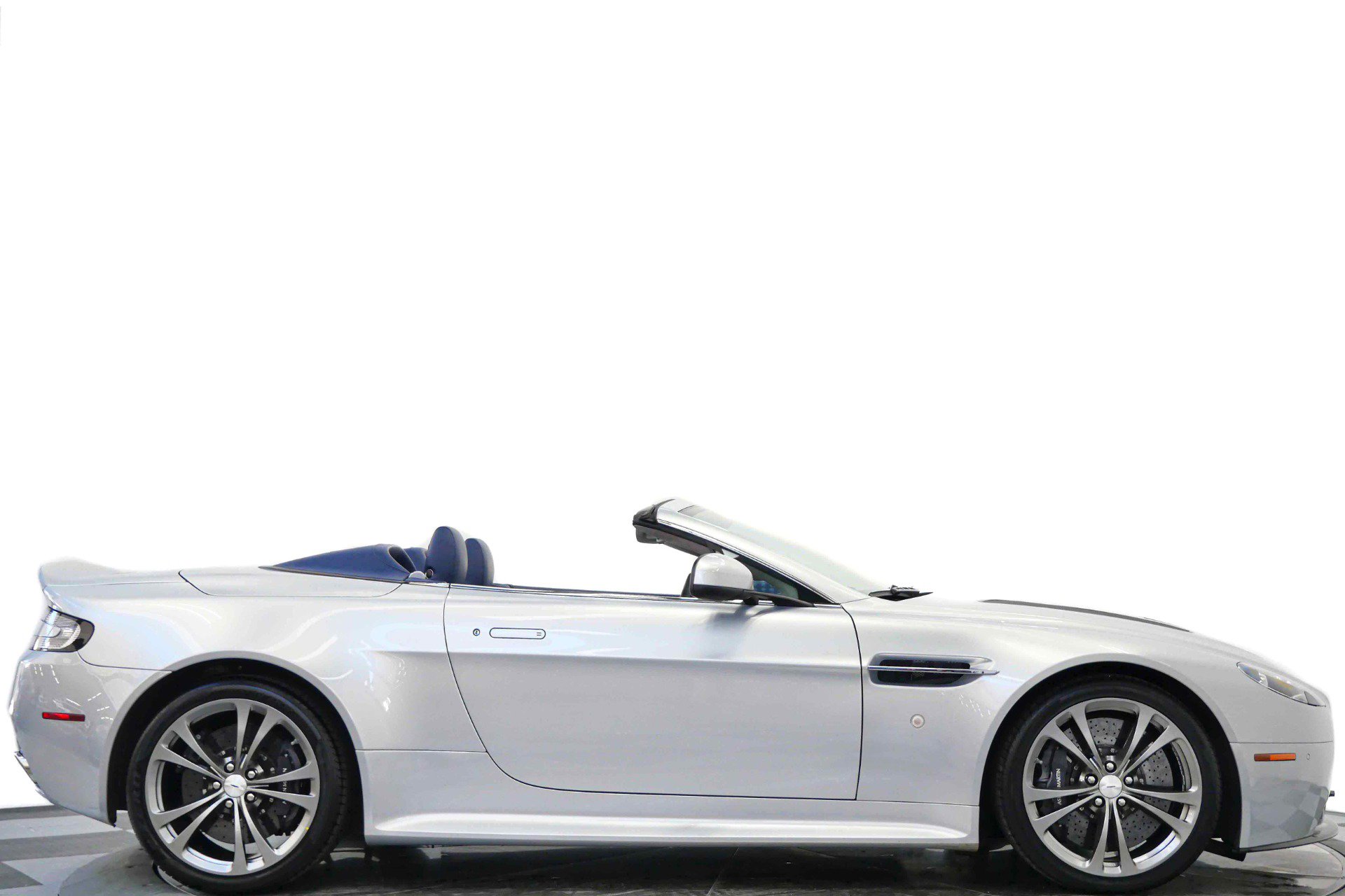 Used 2017 Aston Martin V12 Vantage S RWD image 2