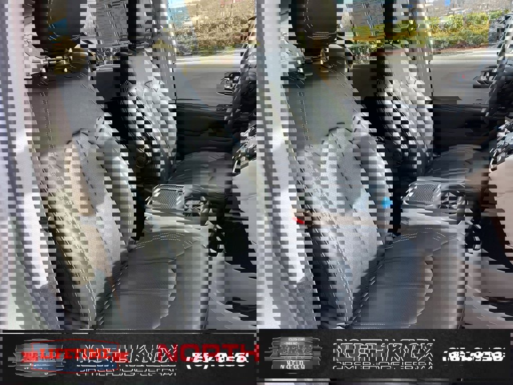 Used 2024 Chrysler Pacifica Touring-L image 26