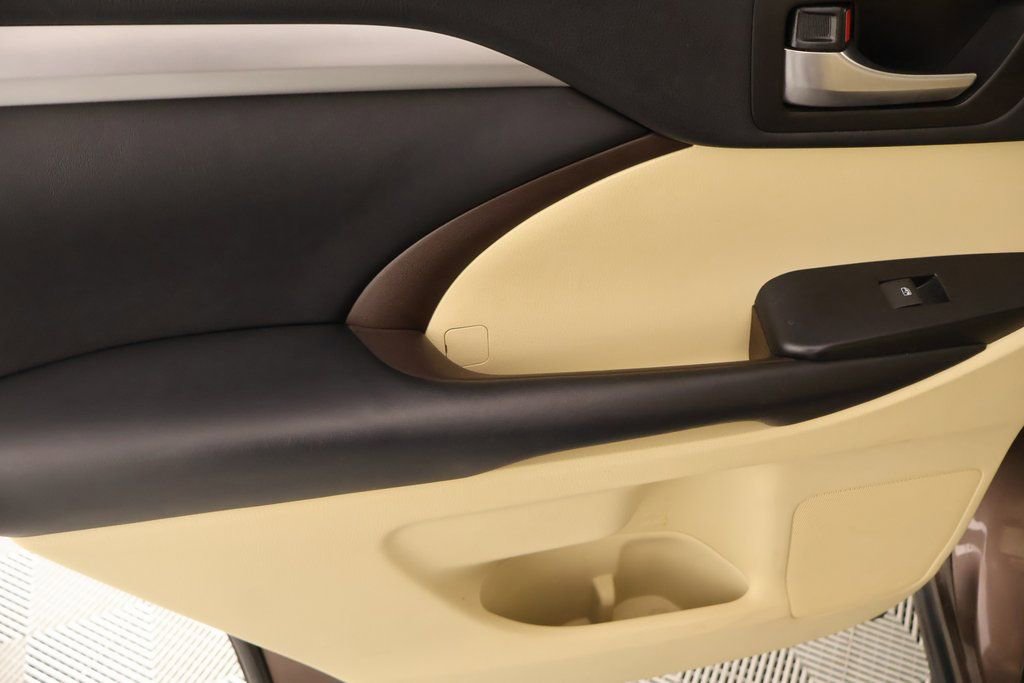 Used 2019 Toyota Highlander XLE image 18