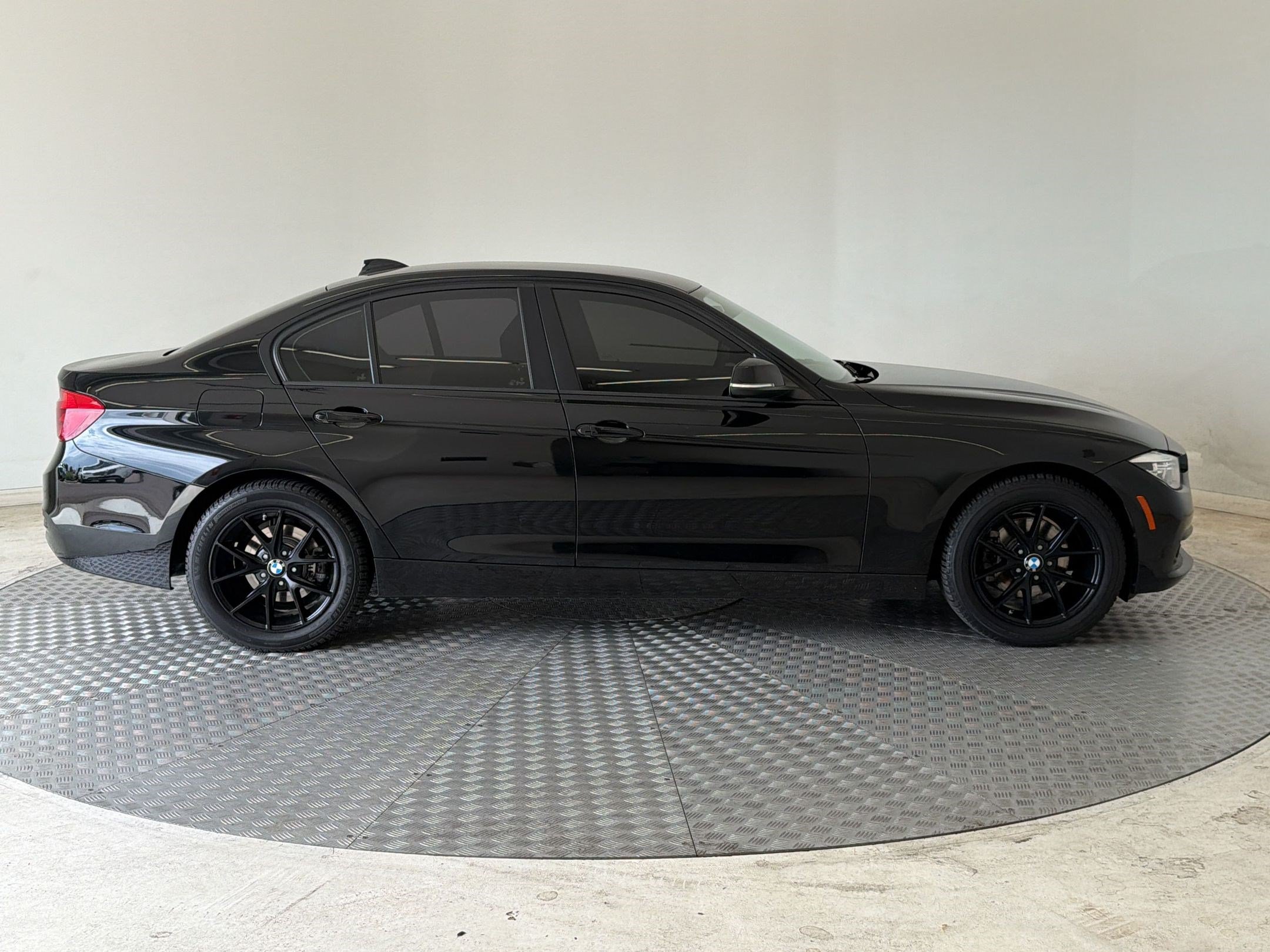 Used 2018 BMW 320i xDrive Sedan AWD/4WD image 8