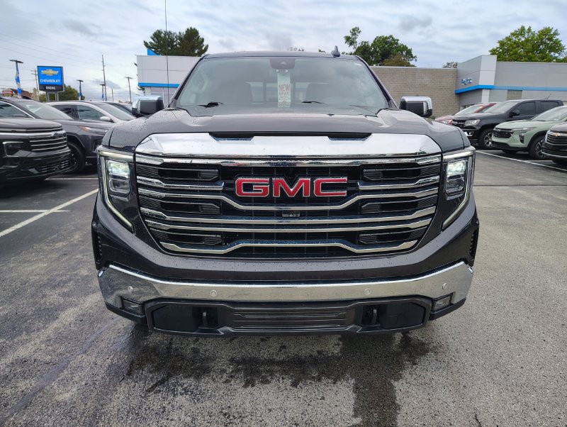 Used 2022 GMC Sierra 1500 SLT w/ SLT Premium Plus Package AWD/4WD image 2