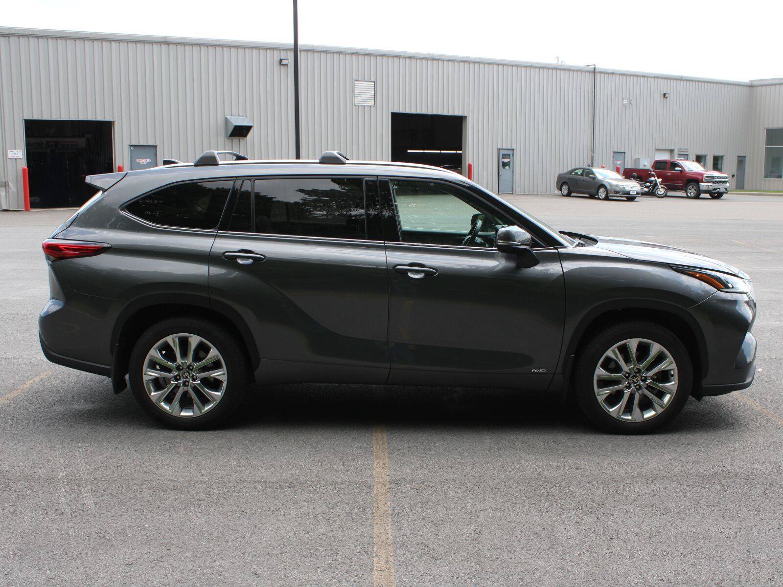 Used 2023 Toyota Highlander Limited AWD/4WD image 4