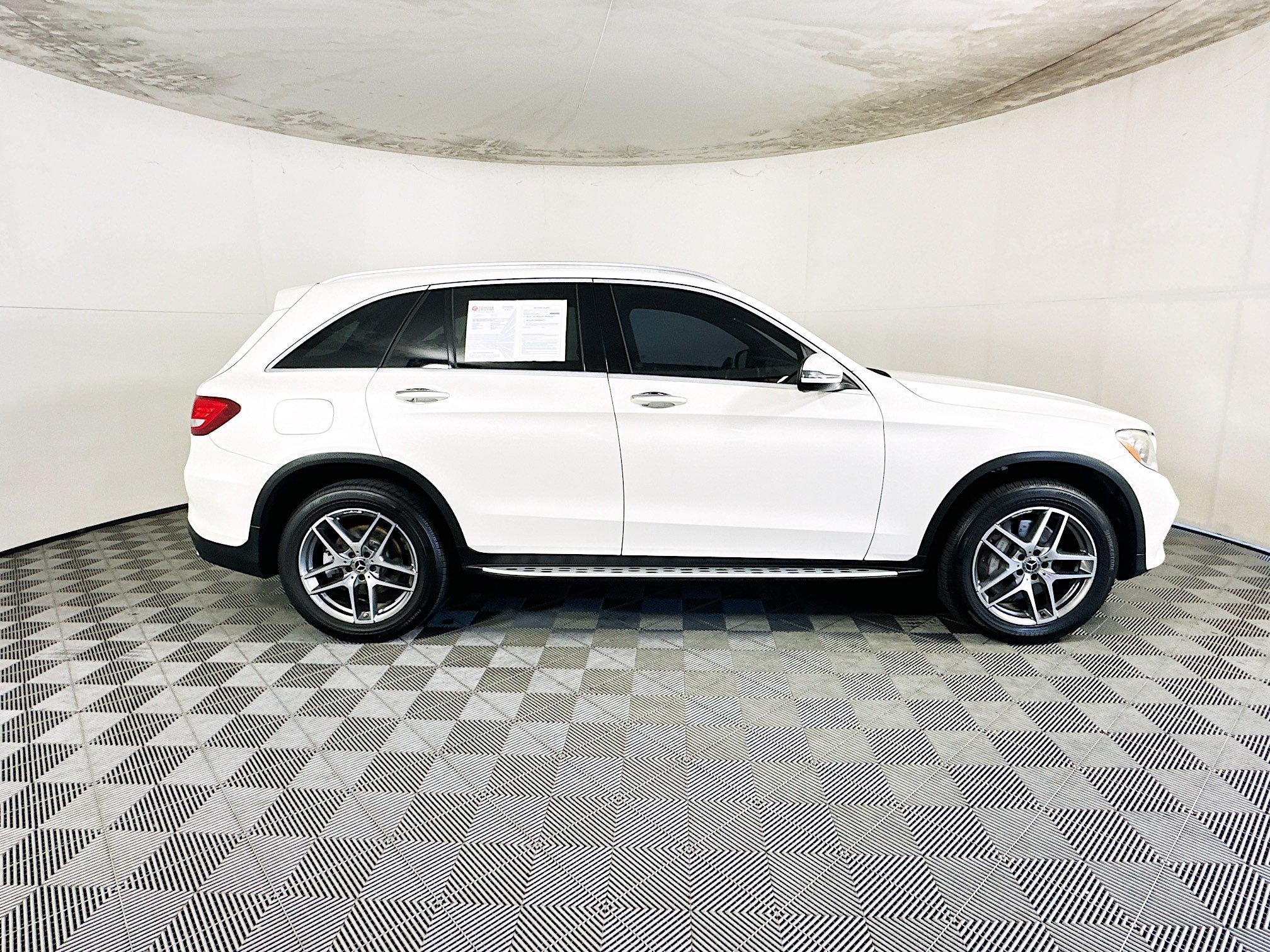 Used 2017 Mercedes-Benz GLC 300 image 2