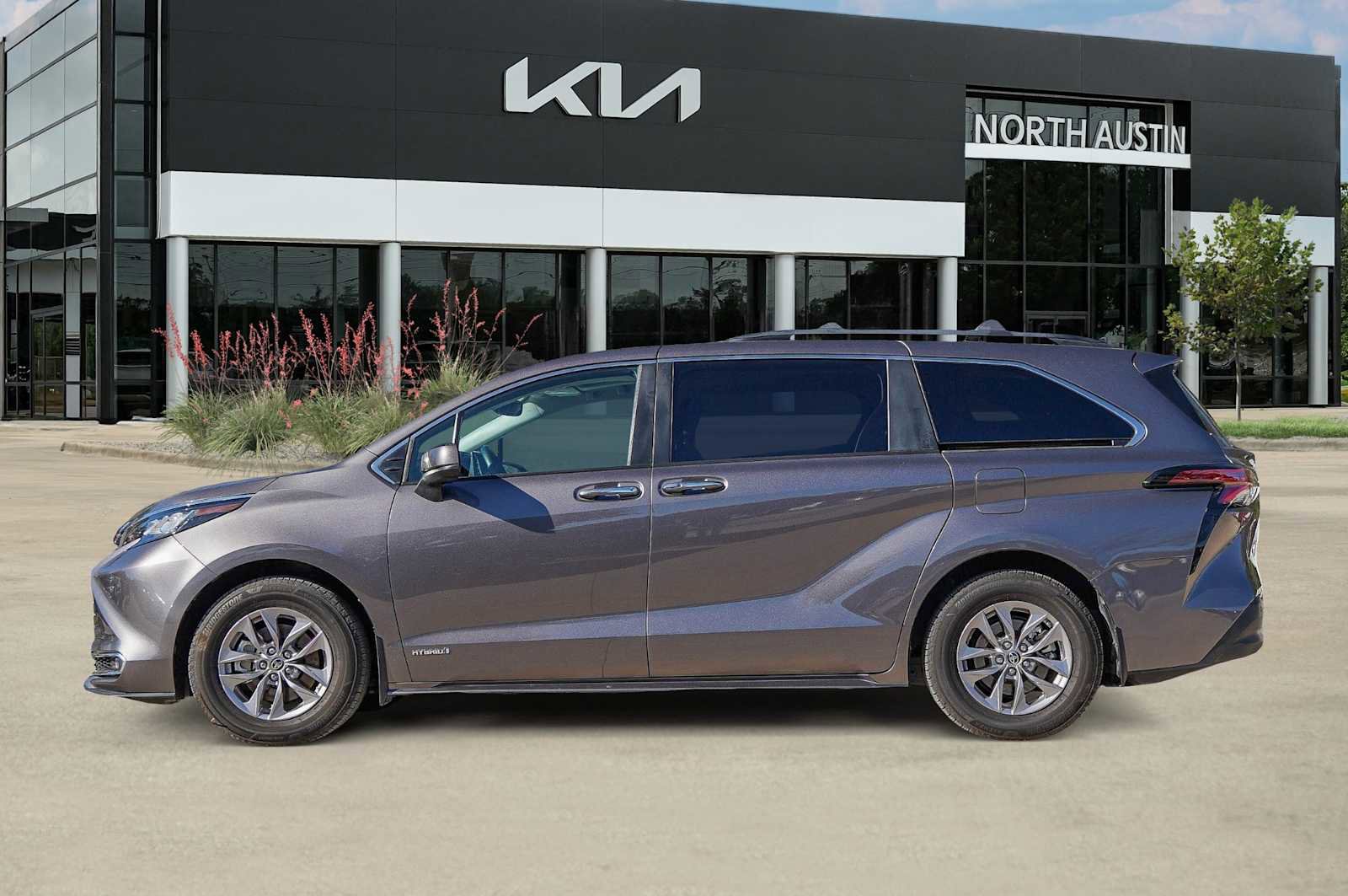 Used 2021 Toyota Sienna XLE image 4