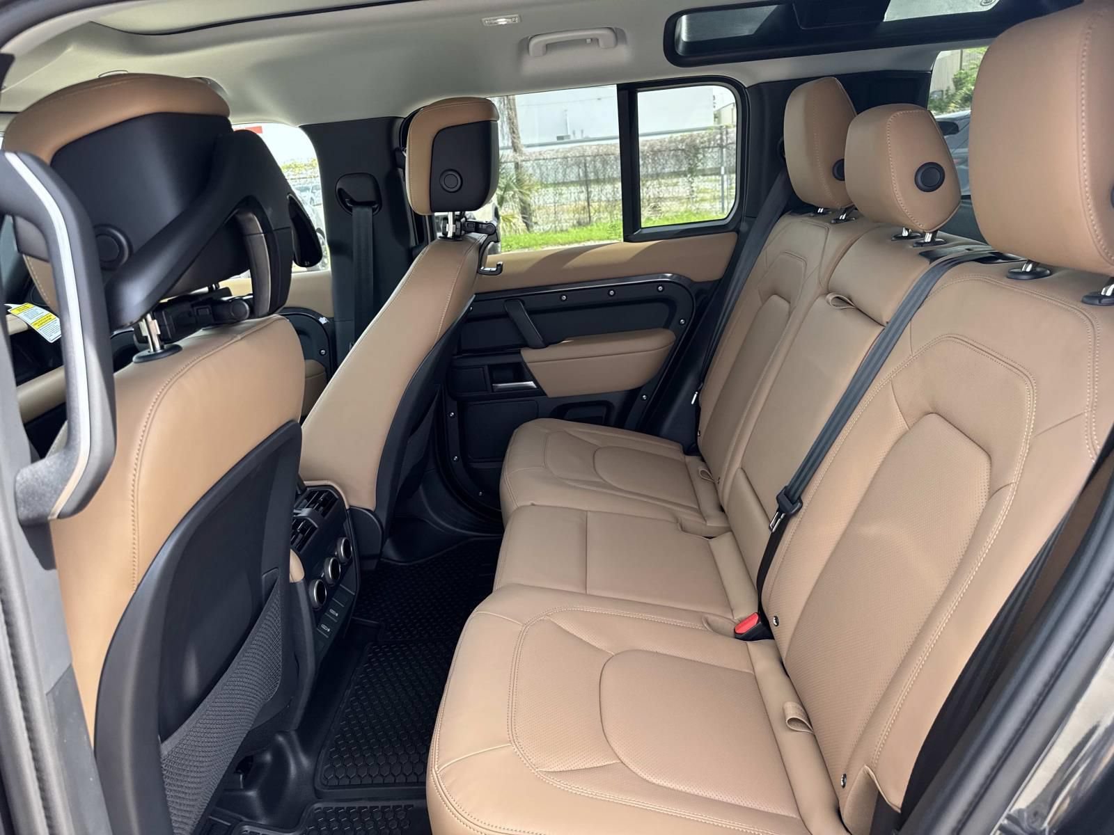 New 2026 Land Rover Defender 110 X-Dynamic SE AWD/4WD image 8