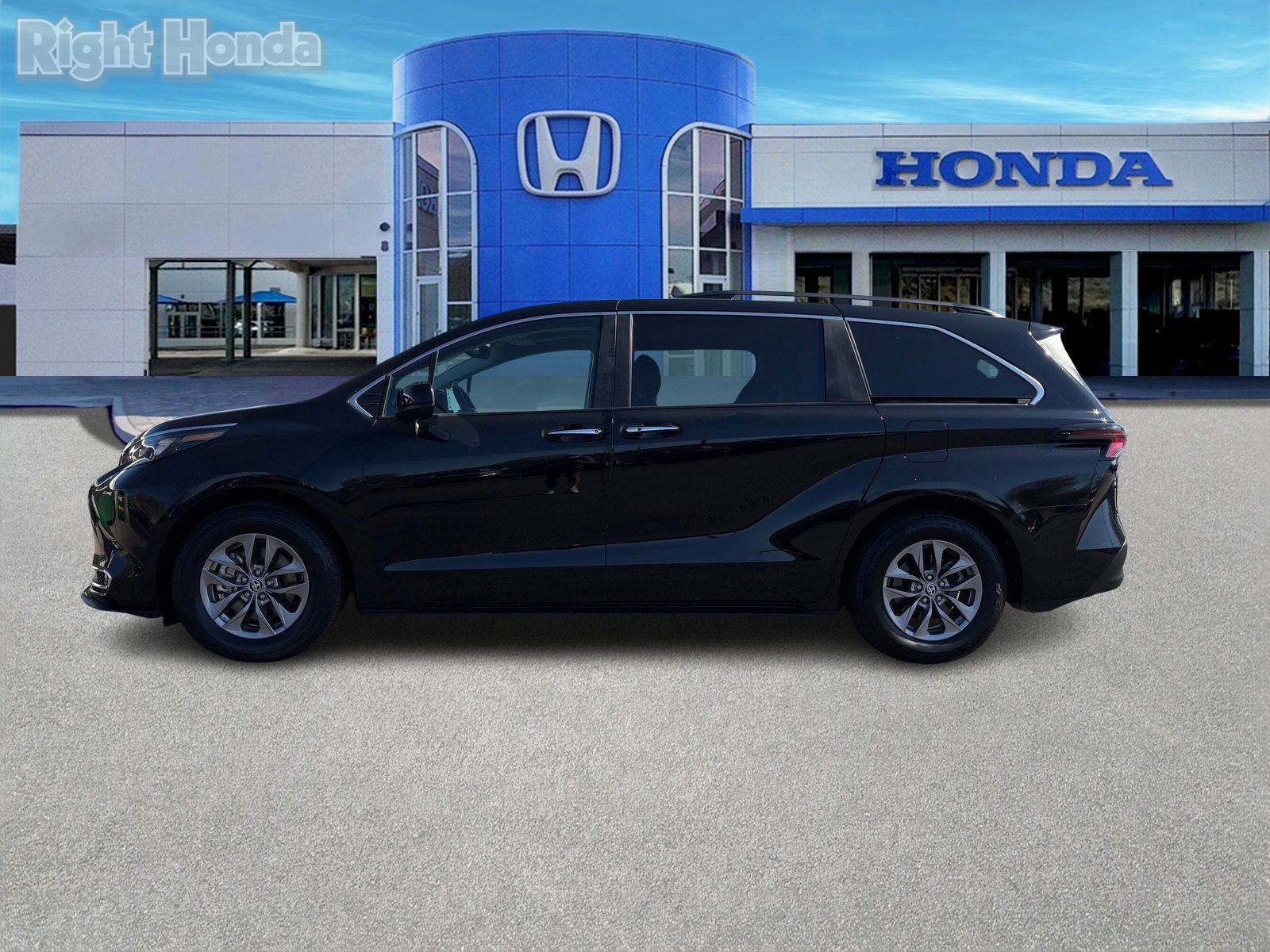 Used 2024 Toyota Sienna XLE image 3