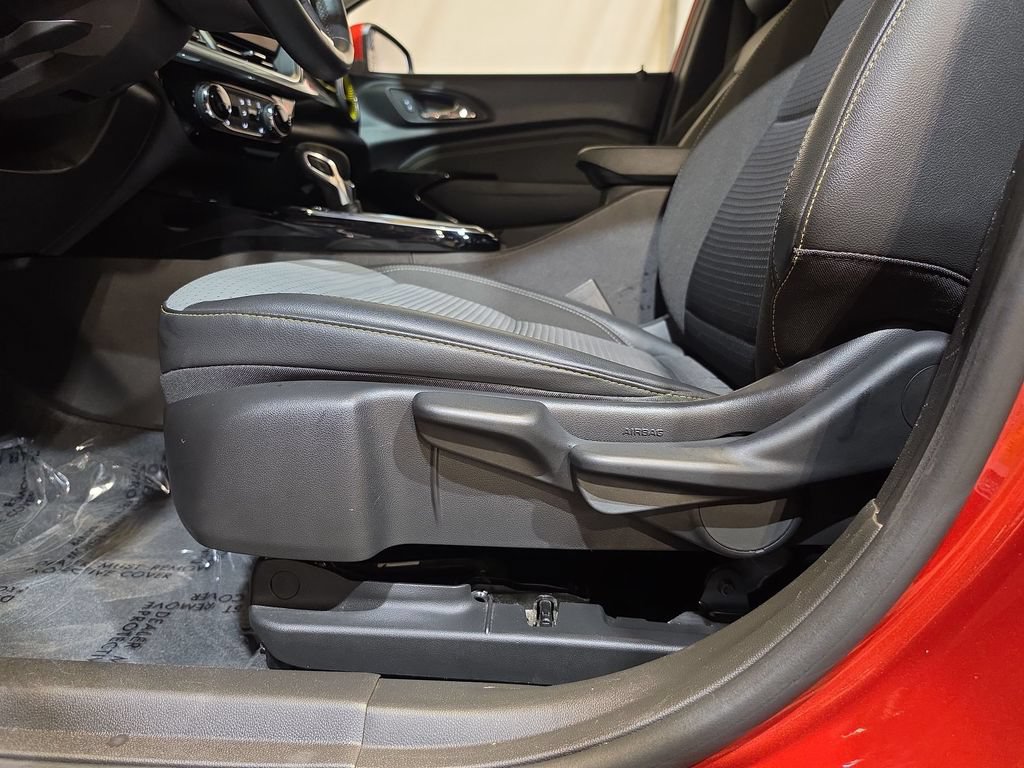 Used 2024 Chevrolet Trax LT w/ LT Convenience Package FWD image 14