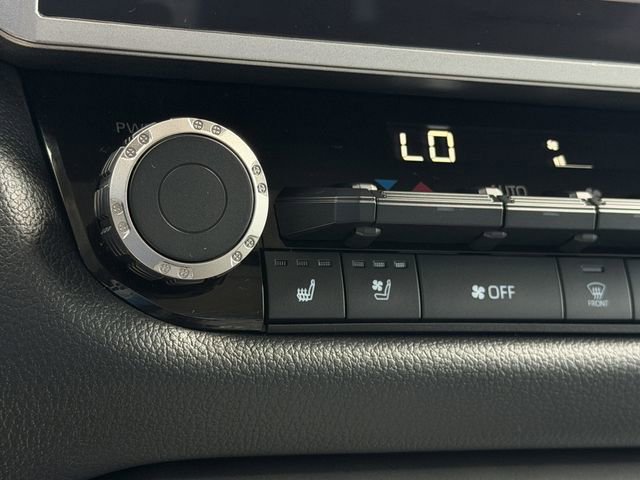 Used 2024 Toyota Tundra Limited image 23