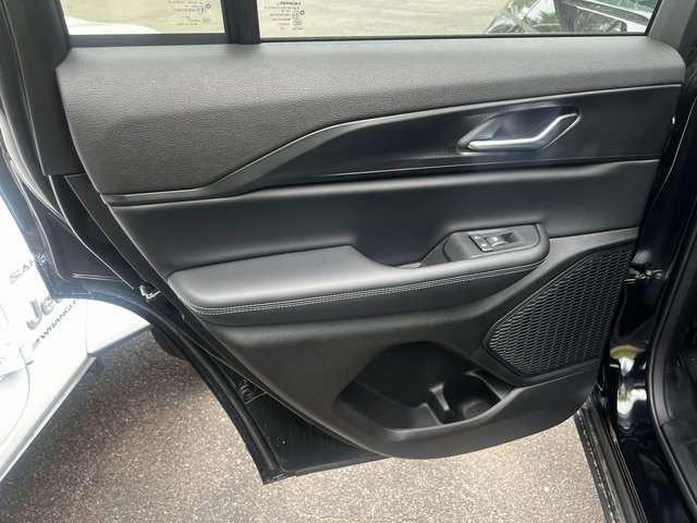 New 2025 Jeep Grand Cherokee Laredo X w/ Luxury Tech Group I image 15