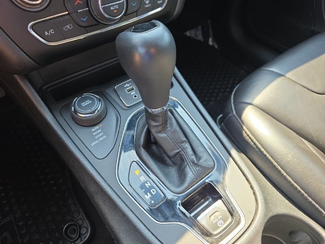 Used 2020 Jeep Cherokee Latitude Plus AWD/4WD image 30