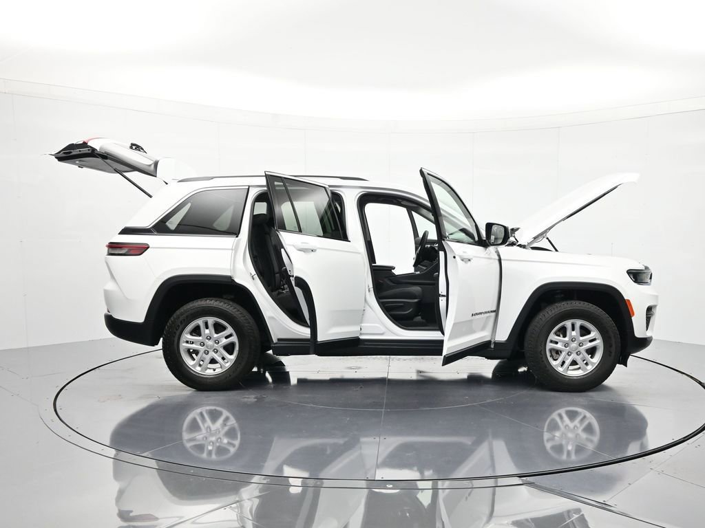 Used 2023 Jeep Grand Cherokee Laredo RWD image 46