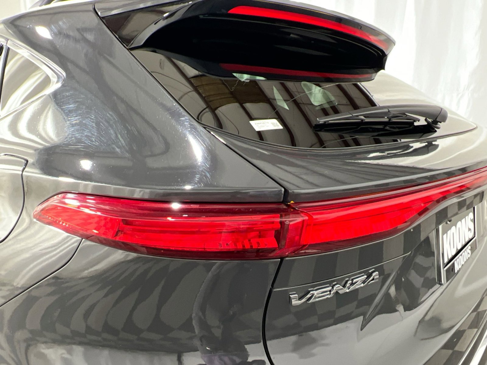 Used 2024 Toyota Venza XLE image 16